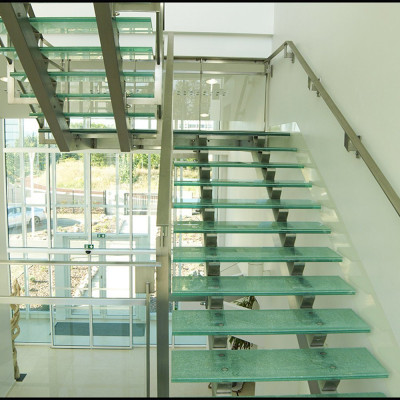 Лестница из нержавеющей стали со стеклом